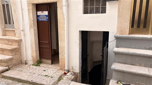 Casa Indipendente Su 3 Livelli Oltre Locale Al Piano Terra e Cantina.